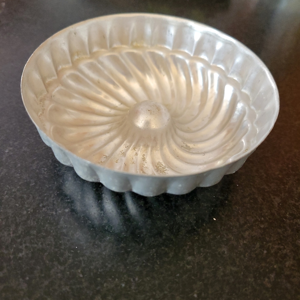 Set of 6 Vintage Tin Aluminum Swirled Jello/Cake Molds 3.5" x 1"